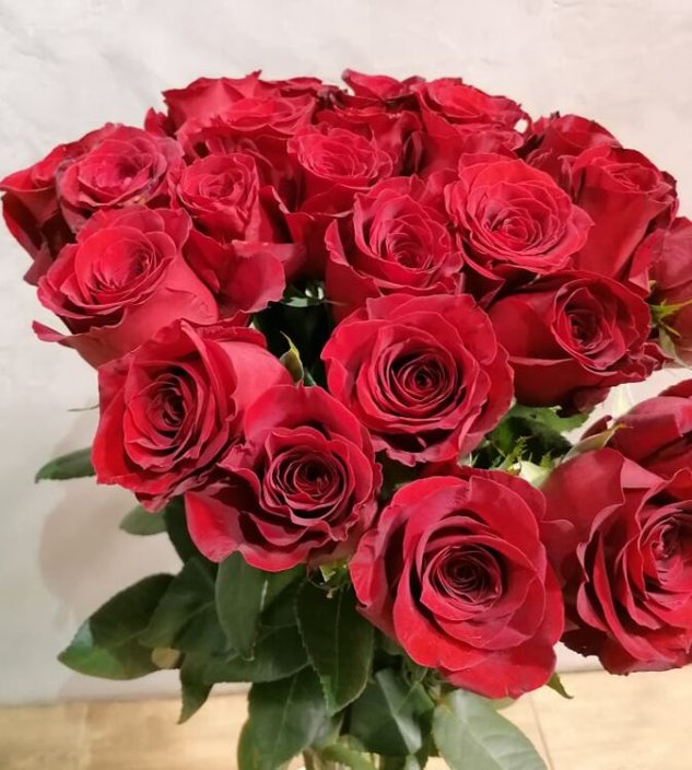 Kytice z  30 velkokvětých rudých růží