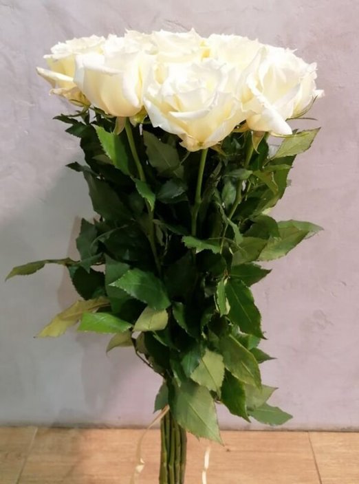 Kytice z velkokvětých 10   bílých růží