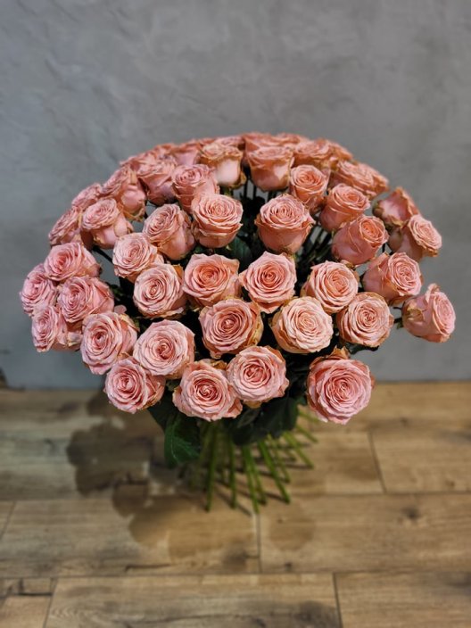 Kytice ze  49 velkokvětých růžových růží